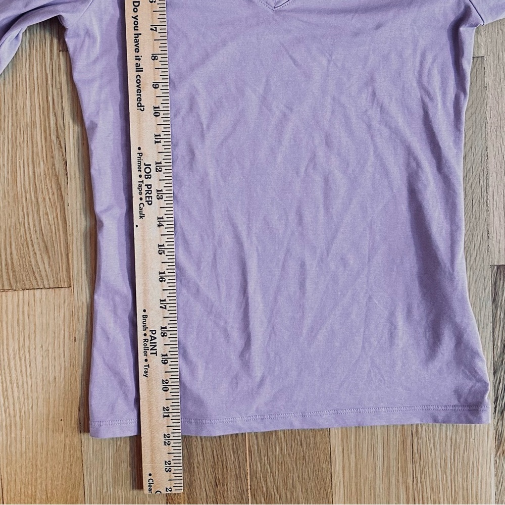 Uniqlo Light Purple V-Neck Short Sleeve Tee Women’s Small - Picture 4 of 5